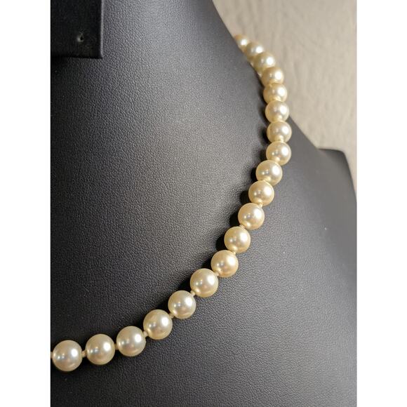 8mm Strand of 18.5" Glass Faux Pearls W/ Goldtone Barrel Clasp - Picture 3 of 5